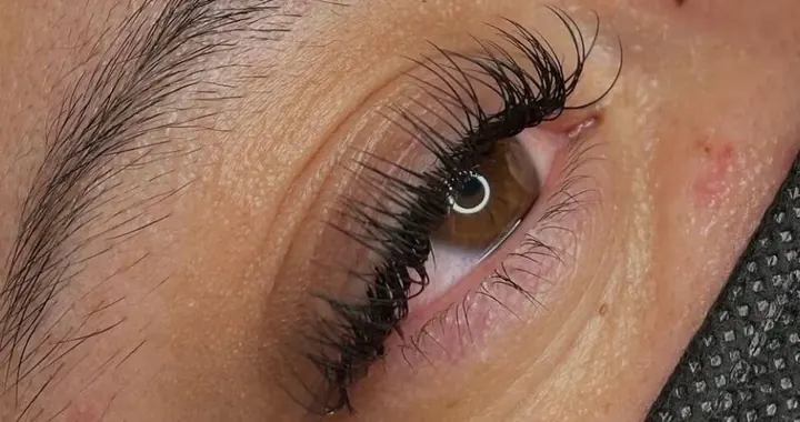 A defined wispy set with separated spikes, photographed from above the eye